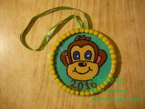 Новогодняя подвеска с символом 2016 года - обезьянкой.